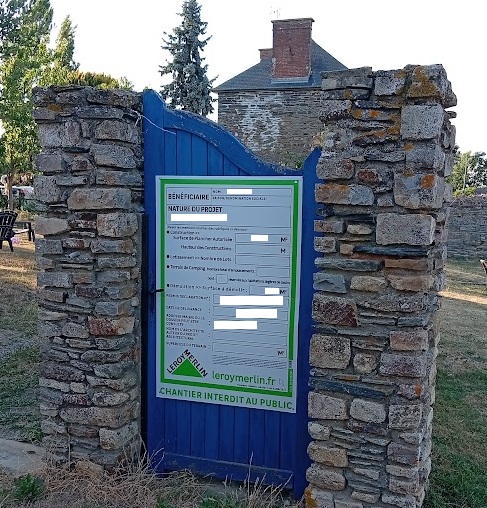 l'affiche du permis de construire visible depuis la rue